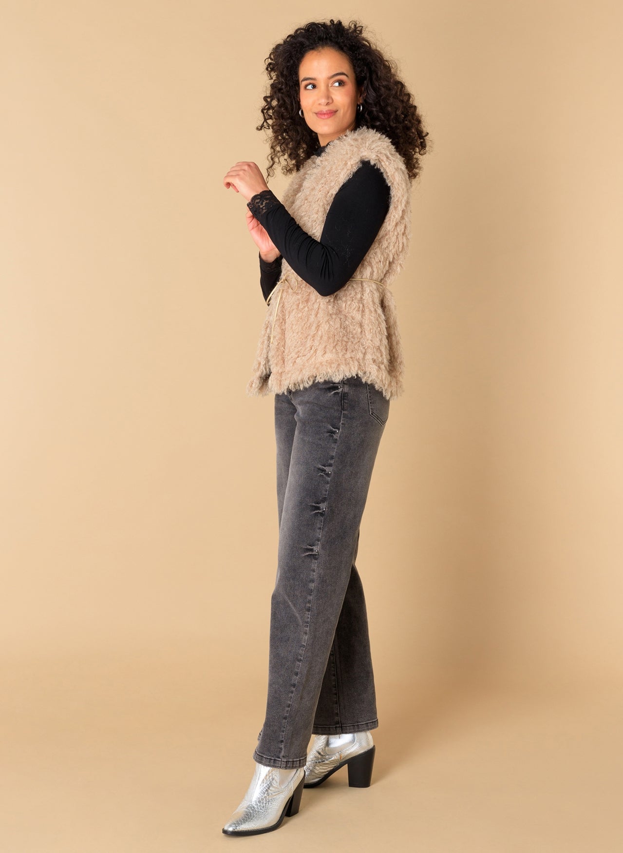 Raniya | Black