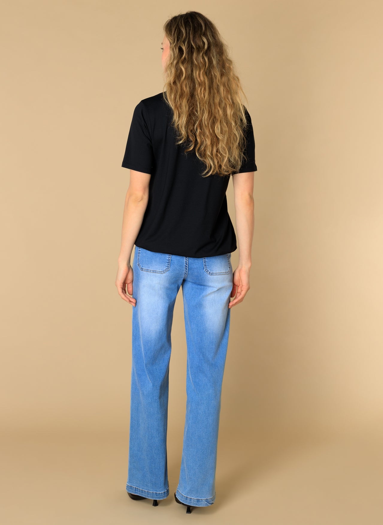 Esti | Black