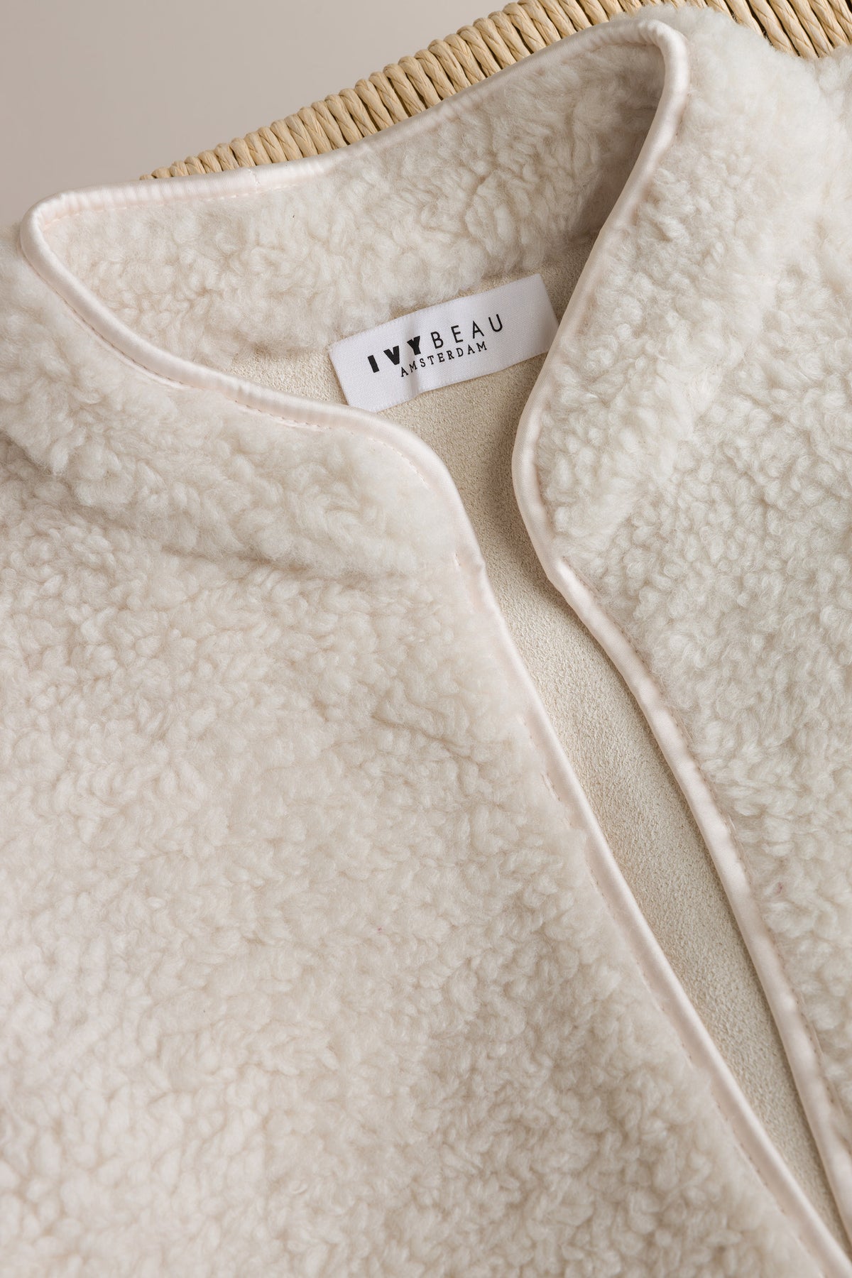IBMoira | Off White