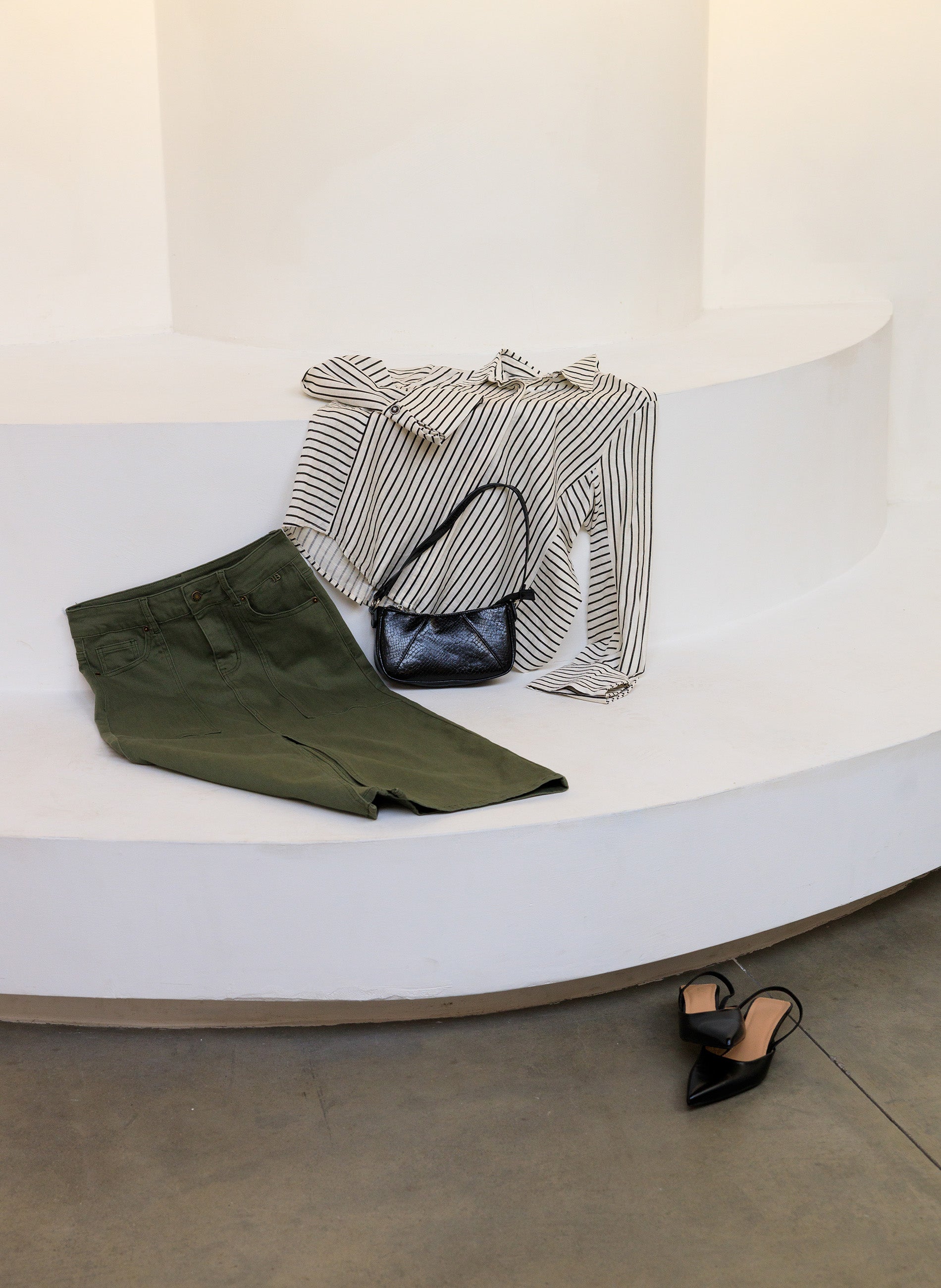 Syra | Off White/Black