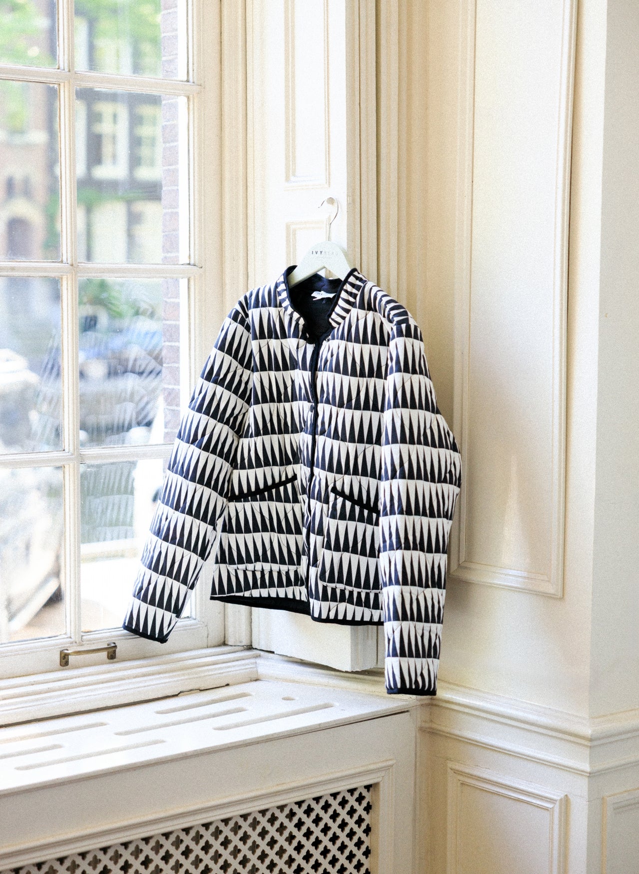 Sella | Off White/Black