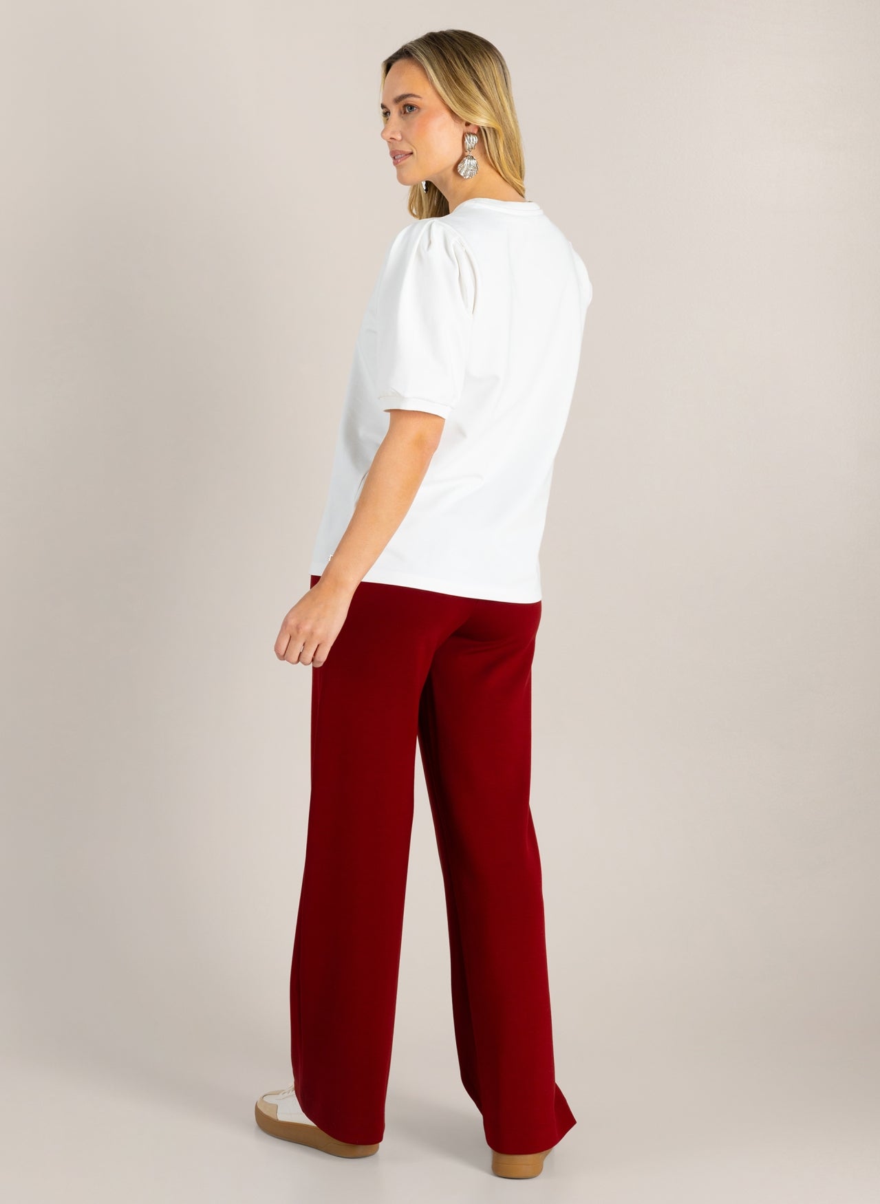 Gilaila | White