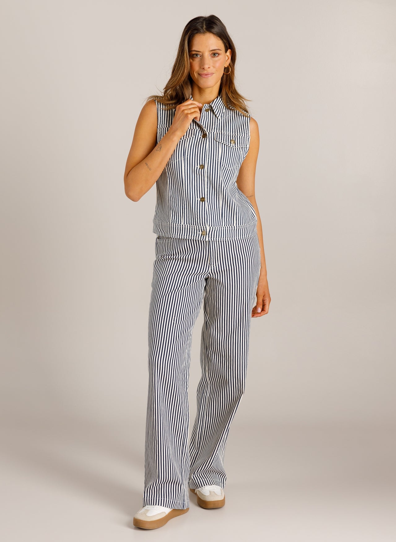 Vaneeza | Off White/Night Blue