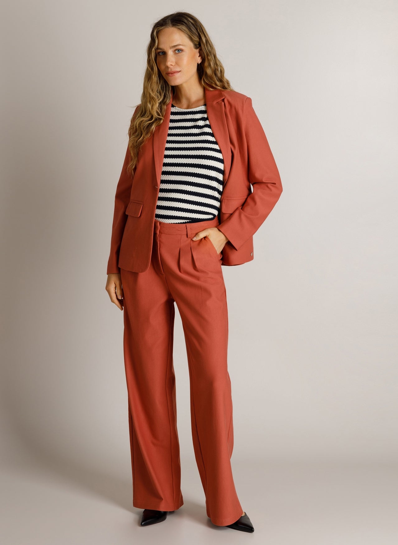 Dania | Barn Red